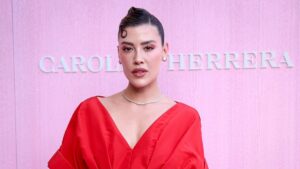 Michelle Salas deslumbra con vestido rojo en desfile de Carolina Herrera en Madrid junto a otras mexicanas