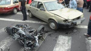 Motociclista casi termina prensado por dos camiones en CDMX; video