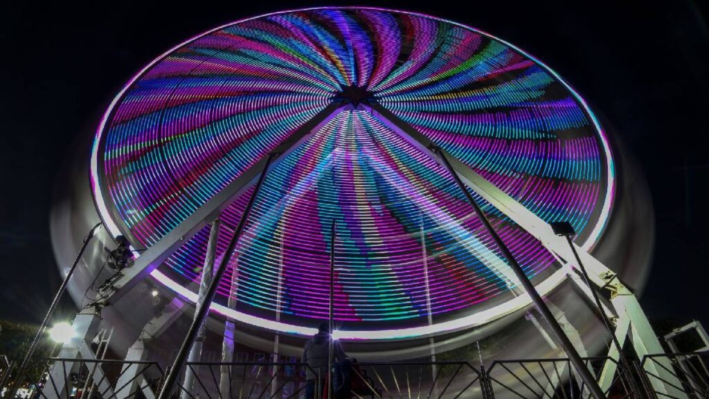 mujer-sale-volando-de-rueda-de-la-fortuna-en-puebla-cae-en-un-puesto