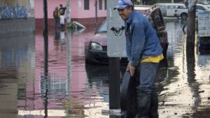 Los Reyes y Neza, bajo el agua tras fuertes lluvias en el Edomex