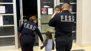 Niño escapa de su casa con su hermana en brazos y denuncia maltrato infantil en Tijuana