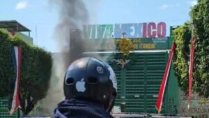 Normalistas lanzan petardos e incendian camioneta en la zona militar de Iguala