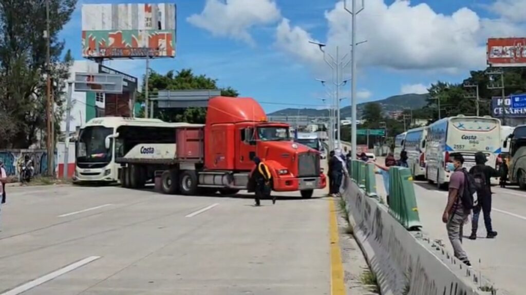 Normalistas Bloquean Autopista Del Sol