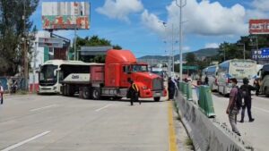 Normalistas bloquean la Autopista del Sol y lanzan petardos en la 35 zona militar