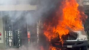 Normalistas vandalizan Campo Militar Número 1: queman camión y lanzan petardos