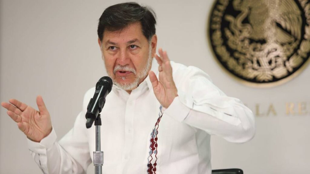 Fernández Noroña declina protección de la Guardia Nacional tras la riña con Alejandro Moreno en el Senado.