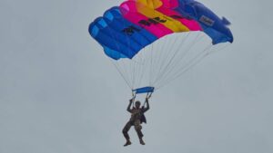 Paracaidistas de las Fuerzas Armadas de Honduras sufren aparatosas caídas en pleno desfile de independencia: video