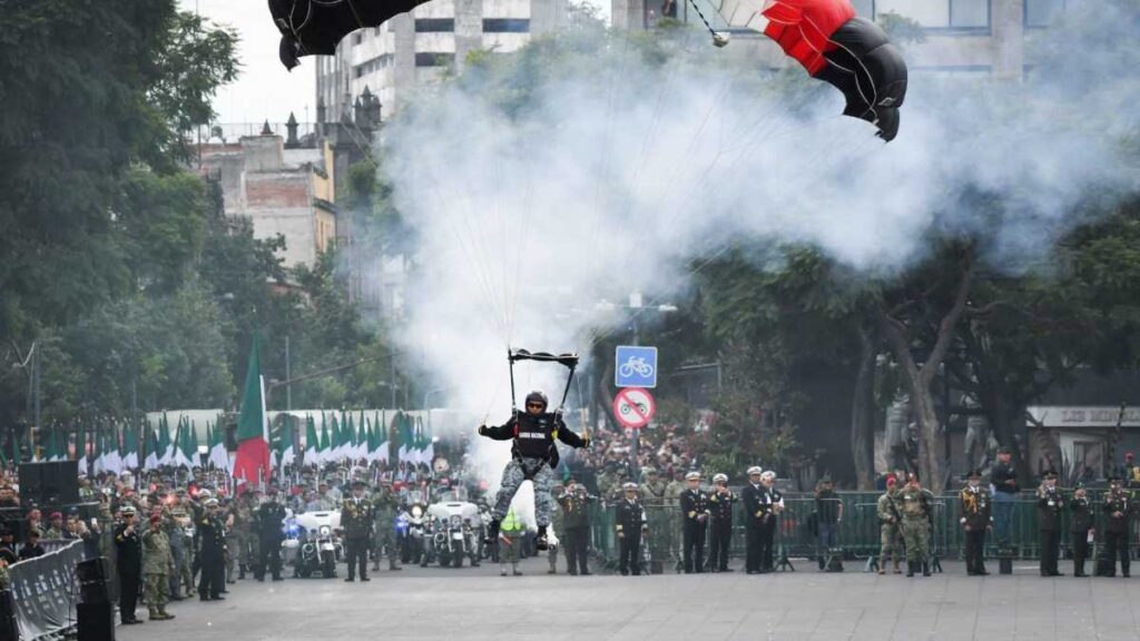 Paracaidista sorprende en el Zócalo