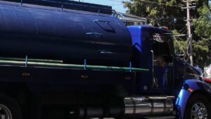 Impactante: pipa de gas LP queda colgando en carretera tras deslave en Baja California Sur