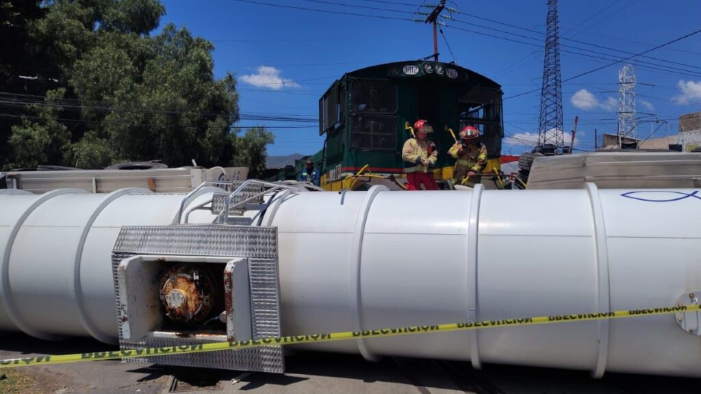 Pipa intenta ganarle al tren en Ecatepec y vuelca en la Vía Morelos