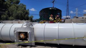 Pipa intenta ganarle al tren en Ecatepec y vuelca en la Vía Morelos