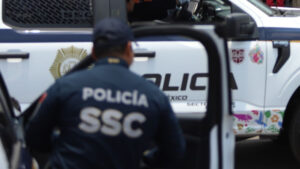 “Quítate, tú no me puedes tocar”: detienen a mujer que pateó e insulto a policía en la Benito Juárez