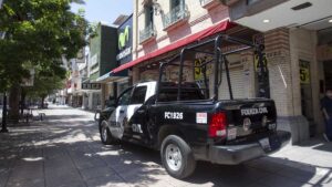 Baile callejero en Escobedo termina en riña entre vecinos y policías