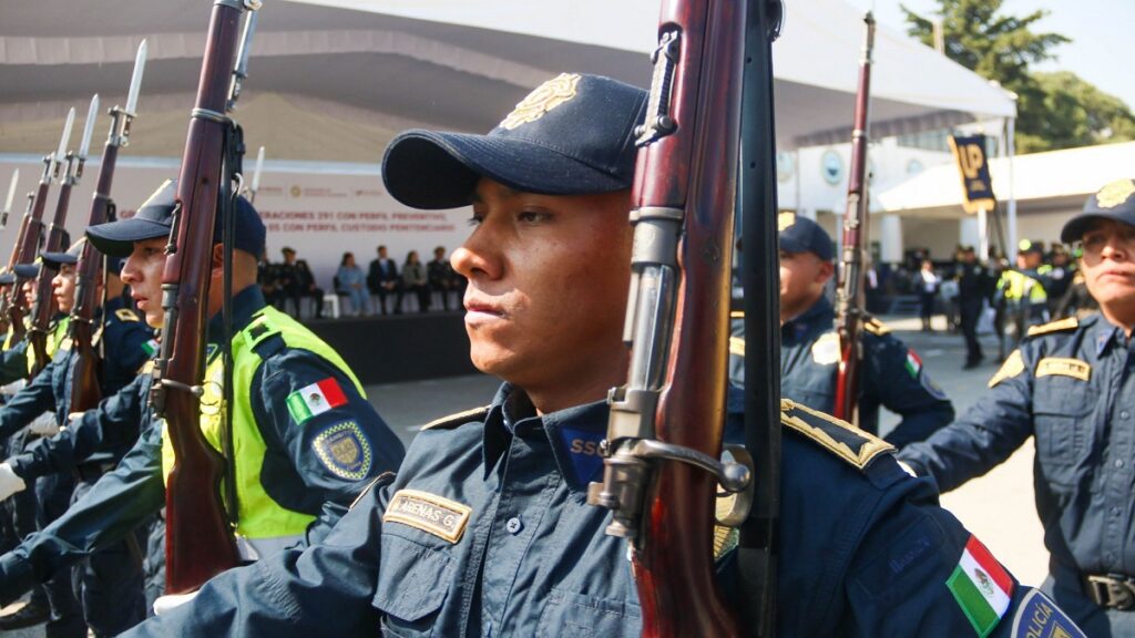 policias-de-cdmx-impiden-que-hombre-se-lance-de-puente-en-periferico