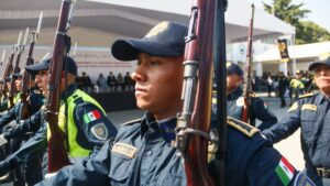 Policías de CDMX impiden que joven se lance de puente en Periférico