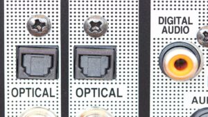 ¿Por qué en las televisiones el puerto de audio óptico tiene una tapa?