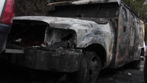 Camioneta de valores con 14 millones de pesos se incendia en Los Mochis, Sinaloa