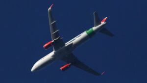 Padre acompaña desde tierra en primer aterrizaje de su hija como piloto: VIDEO