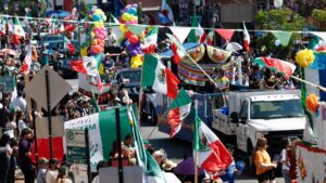 A pesar de amenazas de Trump, mexicanos en Chicago desbordan calles en el desfile por el Día de la Independencia
