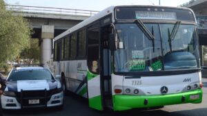 Asaltante termina sometido y golpeado por pasajeros de autobús en Tlalnepantla