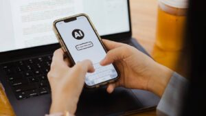 ¿IA en la política? Miembros del Parlamento en Reino Unido usan ChatGPT para redactar discursos