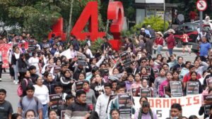 Padres de los 43 normalistas de Ayotzinapa encabezan las movilizaciones en CDMX este jueves