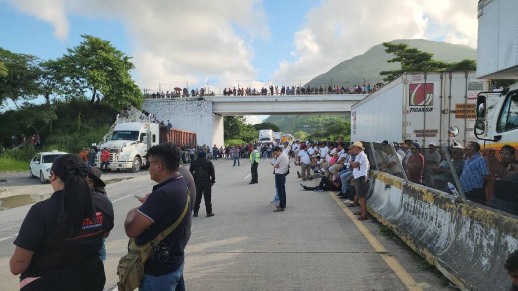 bloqueo-autopista-del-sol-chilpancingo-hombres-armados