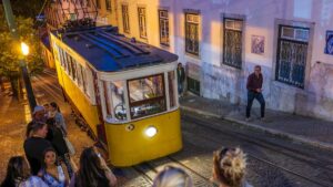 Descarrilamiento de tranvía en Lisboa, Portugal, deja 15 muertos y 18 heridos; videos