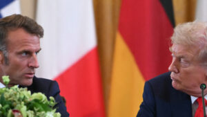 Policía de NY bloquea el paso a Macron por culpa de Trump: VIDEO