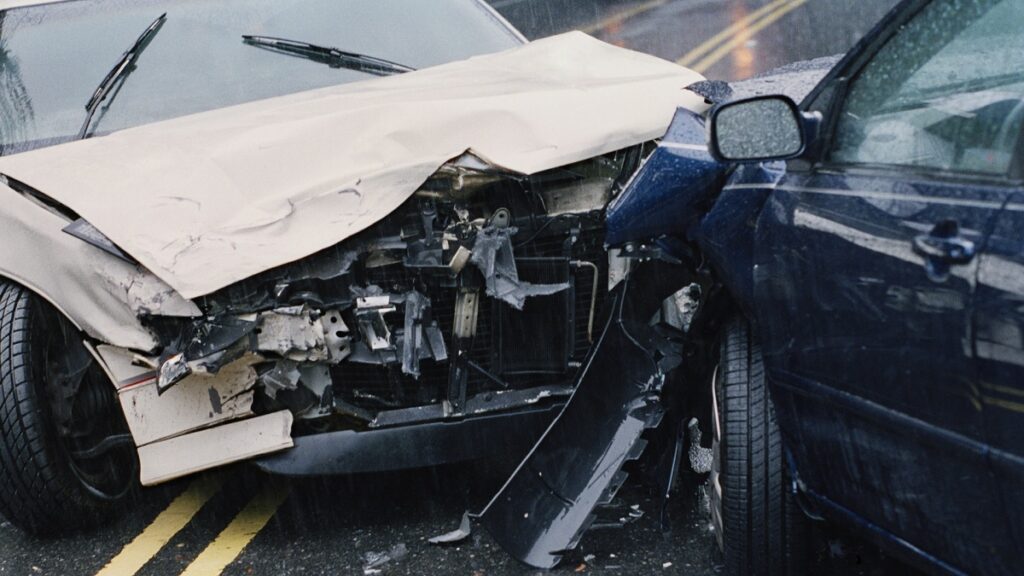 raro-video-camioneta-se-sale-del-carril-vuelca-se-reincorpora-y-sigue-su-camino-en-morelos