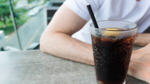 Beber refresco light cada día: un riesgo para la salud cerebral señala un estudio