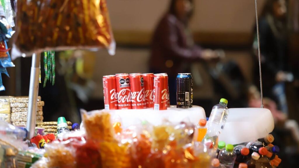 Sheinbaum explicó el “impuesto saludable” a refrescos: suben 50 centavos a latas y 1 peso a botellas; lo recaudado va a salud.