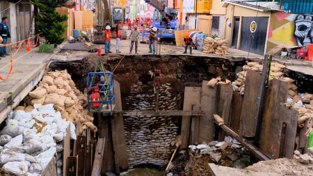 Labores de reparación en socavón de Iztapalapa
