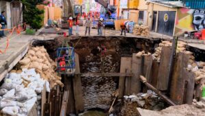 Iztapalapa: estabilizan paredes del socavón y preparan instalación de nueva tubería