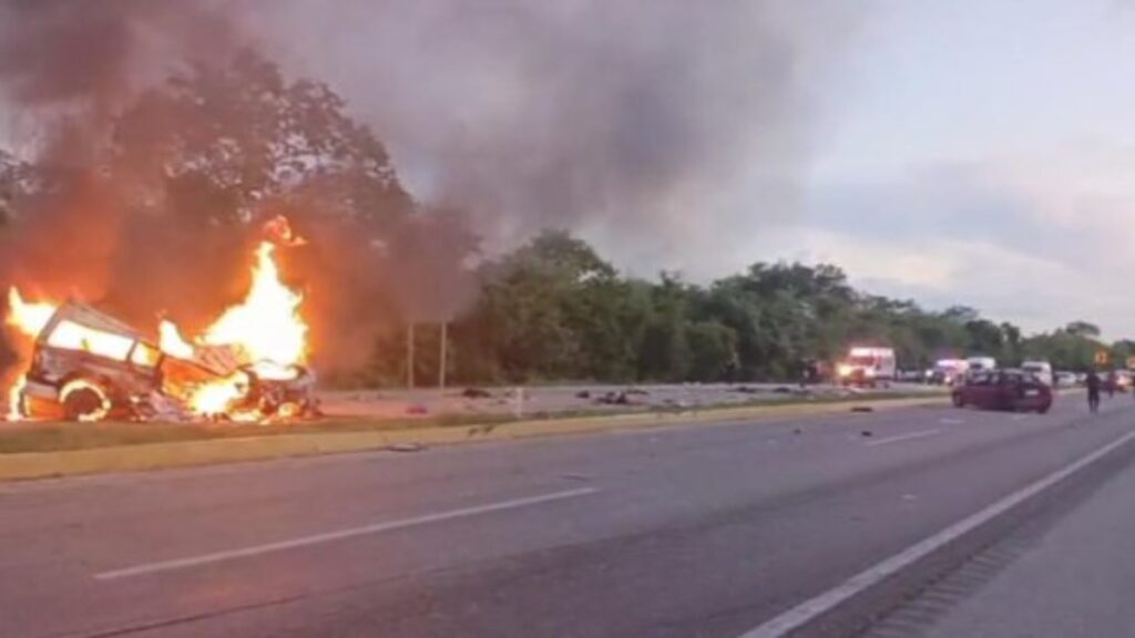Reportan choque múltiple en la carretera Mérida-Campeche, con incendio y al menos 15 muertos