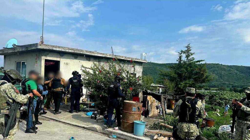 Rescatan a policías secuestrados en Michoacán