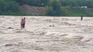 Rescatan a menores atrapados en el río San Juan en Cadereyta, Nuevo León