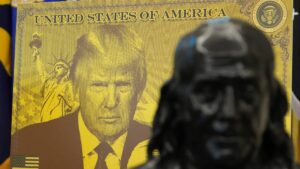 Trump lanza residencia en EE. UU. con “tarjeta dorada” de hasta 2 mdd