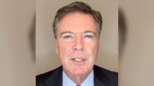 ¿Quién es James Comey, el exdirector del FBI acusado en EE. UU.?