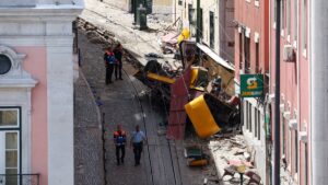 Falla en cable, causa del accidente en funicular de Lisboa, afirman autoridades