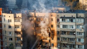 Rusia golpea la sede del Gobierno ucraniano en su mayor bombardeo de la guerra