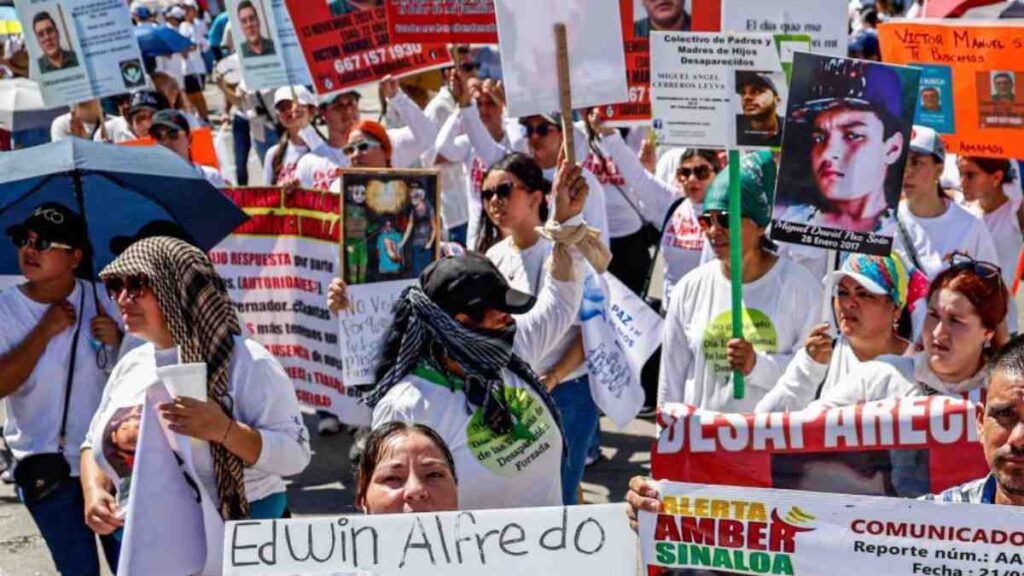 Las manifestaciones por la paz en Sinaloa llegaron este jueves a la Ciudad de México, donde un grupo de ciudadanos protestó de manera pacífica afuera de Palacio Nacional para exigir mayor seguridad en el estado.