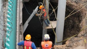 Concluyen reparación de socavón en Periférico; reabren vialidad en Iztapalapa