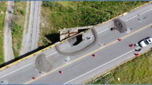 Socavón cierra acceso al Aeropuerto de Puebla; la vía alterna será carretera federal