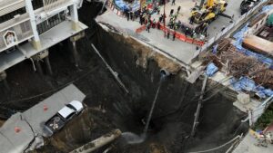 Gigantesco socavón parte en dos una calle de Bangkok; captan en video momento exacto