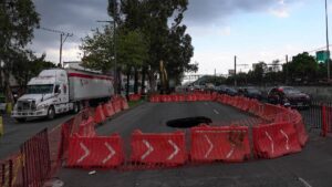 ¡Otro más! Camión de basura cae en socavón de San Juan de Aragón