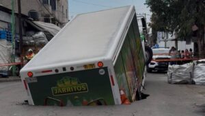 Momento exacto: camión refresquero cae en socavón de 8 metros en Iztapalapa