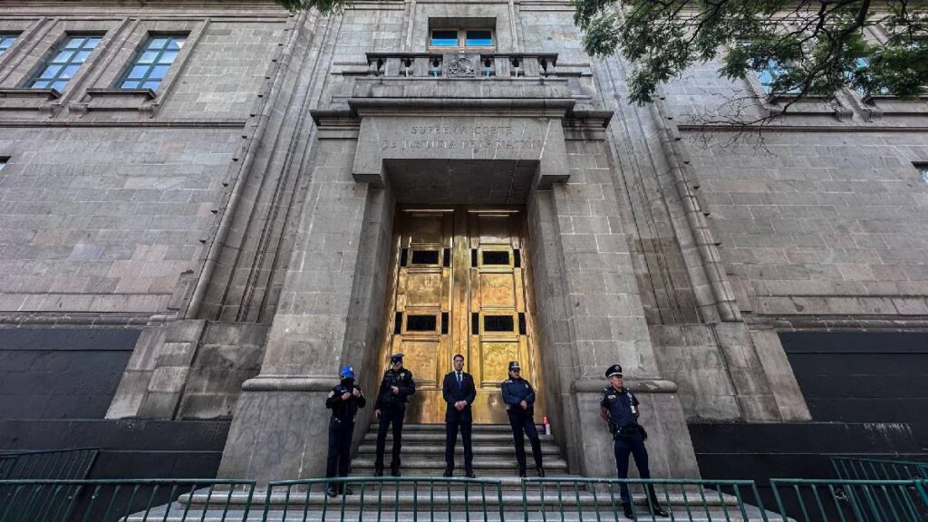 Lenguas indígenas, toga con bordados, Plural TV y ceremonias con bastones de mando: así arranca la nueva Corte.