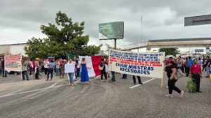 Bloquean carretera federal Villahermosa-Cárdenas por falta de pago de Pemex a empresas contratistas