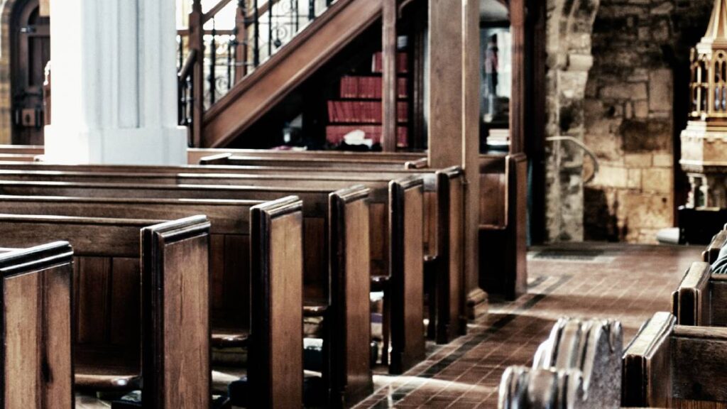 Incendio consume iglesia tras tiroteo en Michigan.